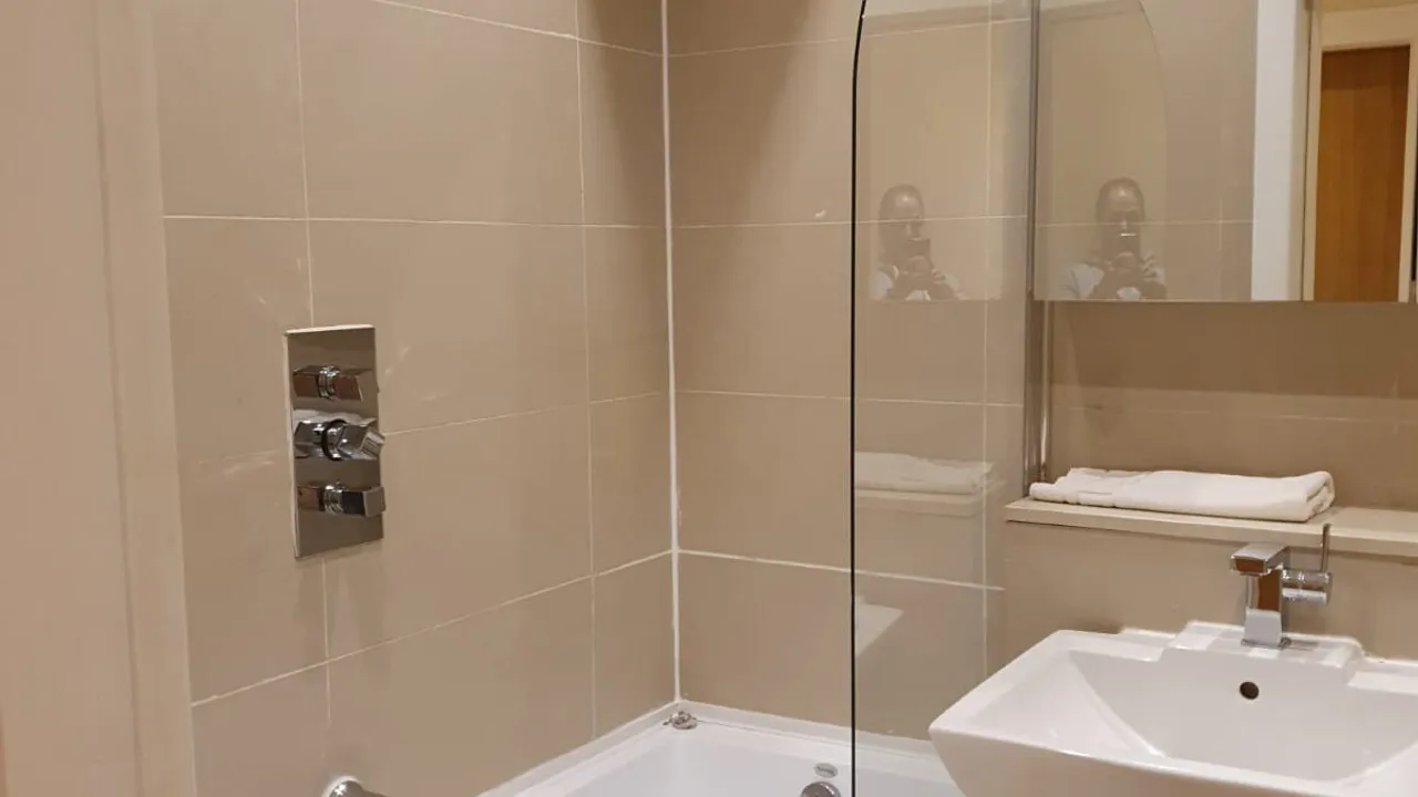 Bathroom 1 with jacuzzi bath 